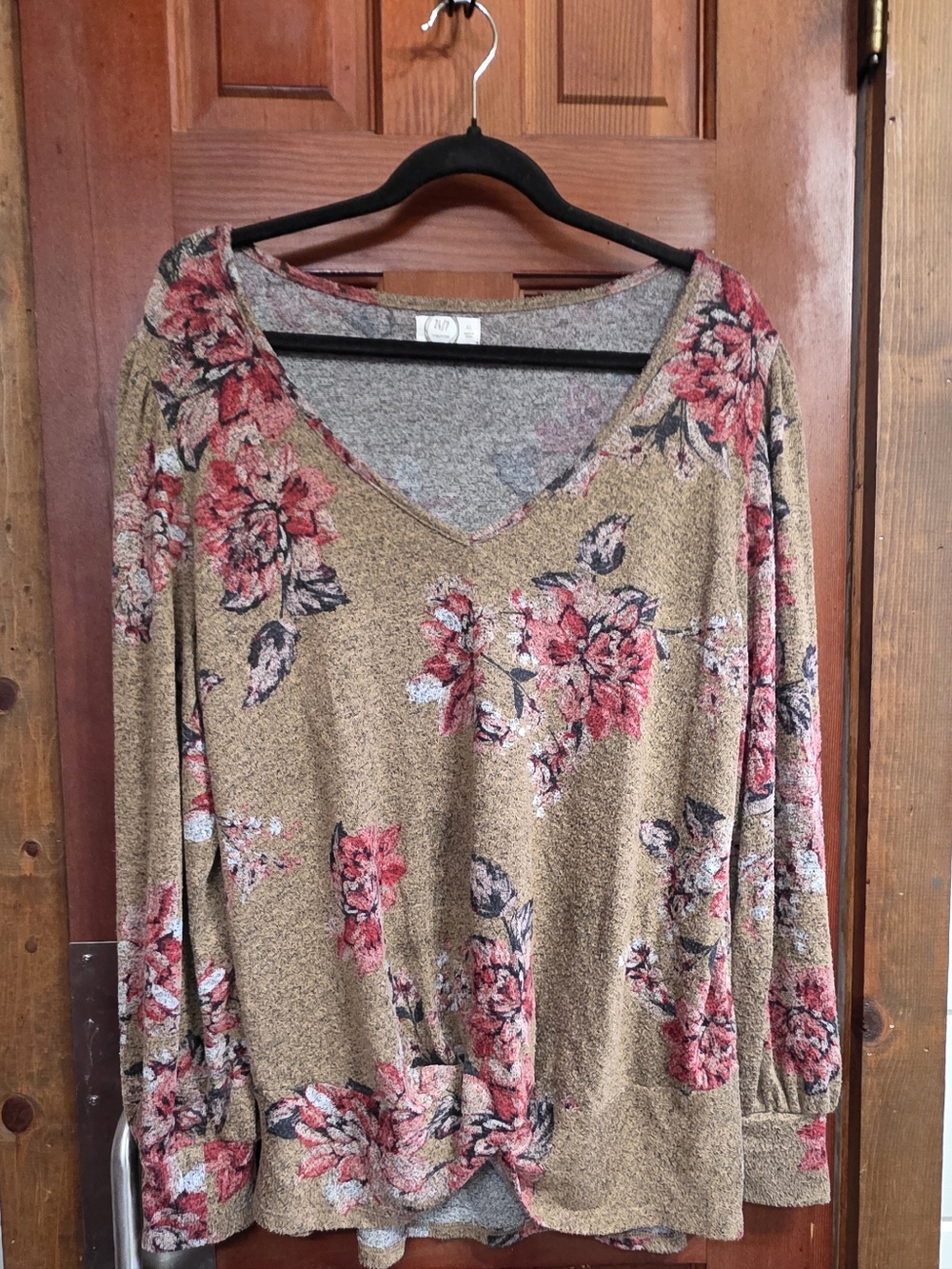 Women's V-Neck Long Sleeve Floral Top in Tan and Red